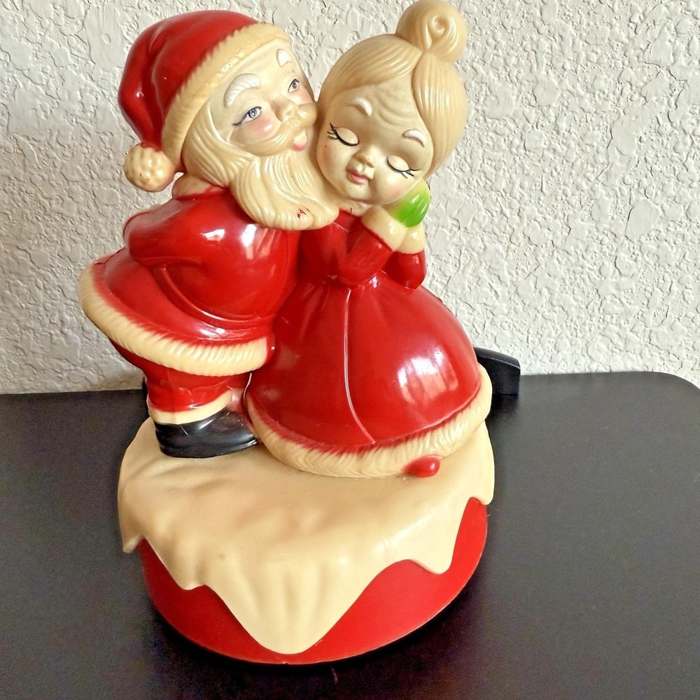 Vintage Santa Kissing Mrs. Claus Spinning Music Box 1973 Hong Kong